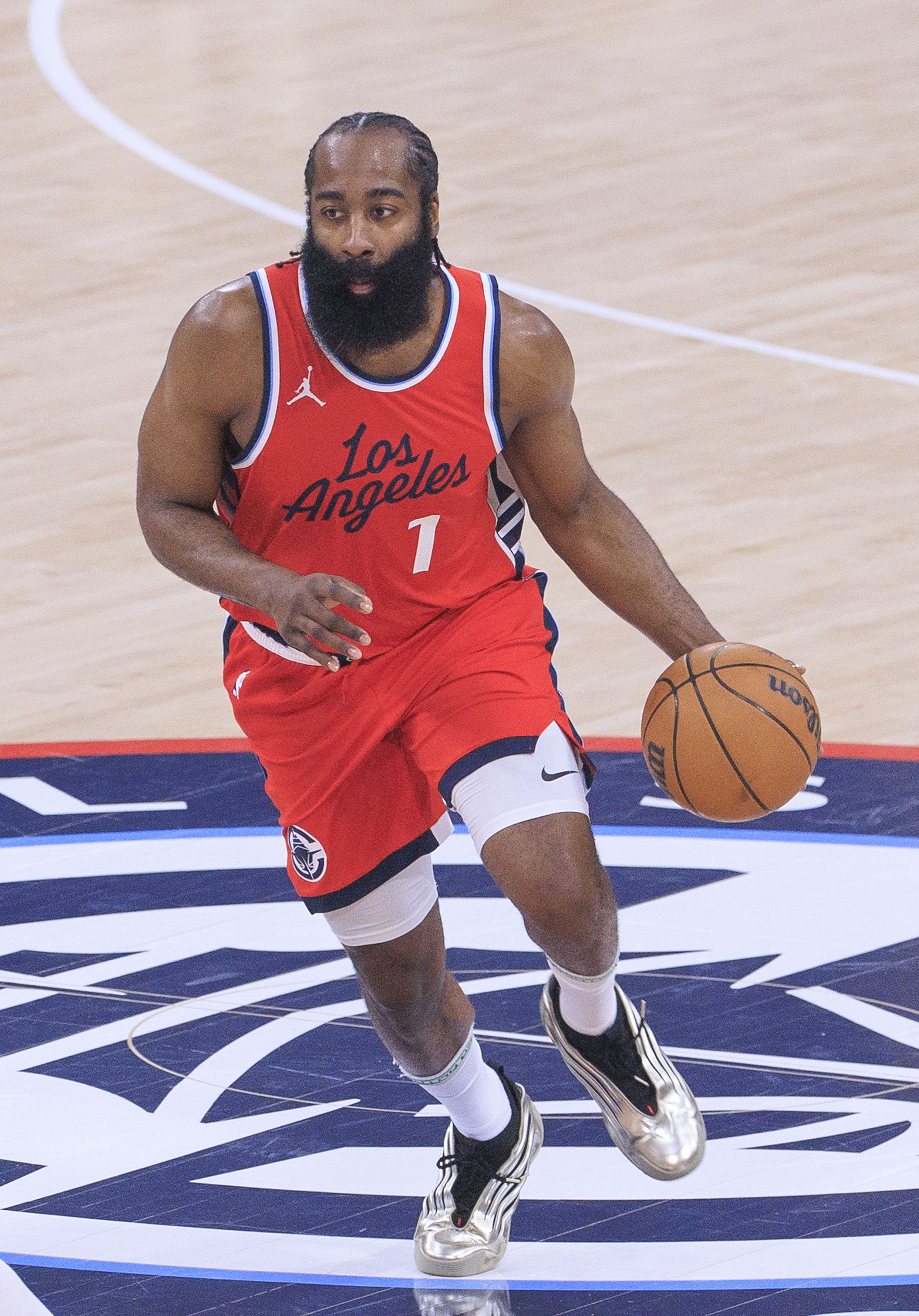 世俱杯决赛-篮网险胜国王,哈登完成帽子戏法的简单介绍